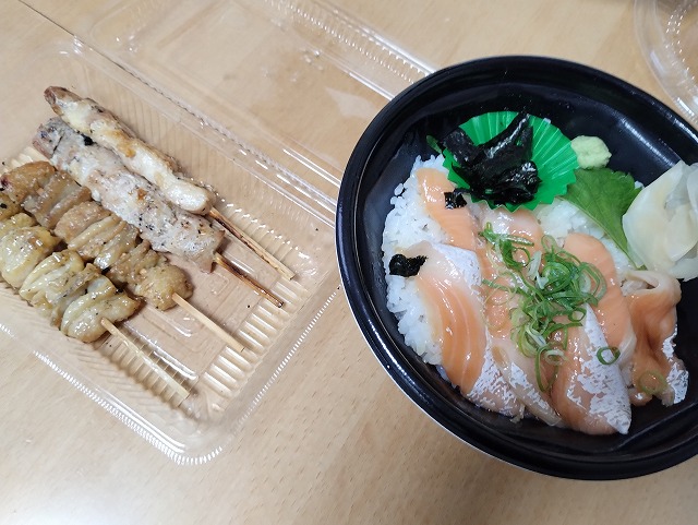 横濱魚萬のサーモン漬け丼ともも串２本、皮串２本